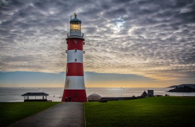 Plymouth çapa deniz Plymouth, Devon, İngiltere 13 Kasım 2017'de alındığı gün batımında feneri