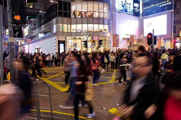 2011年4月20日 香港购物街和夜间过路挤满了在中国香港被带走的行人 — 图库照片