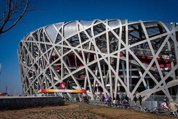 Стадион "Птичье гнездо", построенный к Олимпиаде 2008 года в Пекине, Китай, 3 апреля 2011 года
