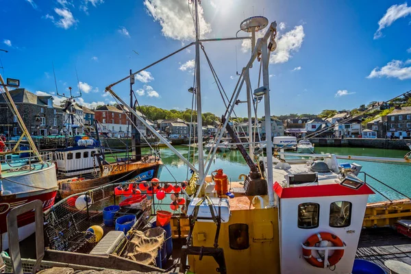 Місті Padstow Гавань Ловлячий Рибу Човен Передньому Плані Прийняті Місті — стокове фото