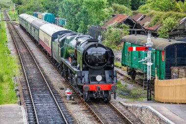 Buhar lokomotif Eddystone Corfe Castle, Dorset, İngiltere 28 Mayıs 2014'de çekilen Corfe Castle istasyonu içine çekerek