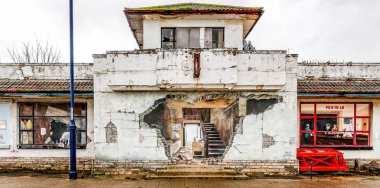 Dış duvarlar Swanage, Dorset, İngiltere 11 Kasım 2014'de çekilen trompe l'oeil ile harap binanın boyanmış