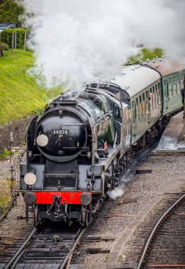 Lokomotif Eddystone Swanage istasyonuna Swanage, Dorset, İngiltere 28 Mayıs 2014'de çekilen çekerek Buhar