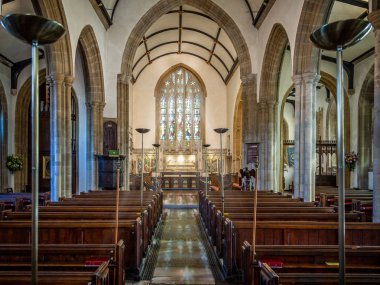 22 Şubat 2014 tarihinde St Peters Kilisesi, Dorchester, Dorset katta yansıması ile lekeli galss pencereden akış güneş ışığı
