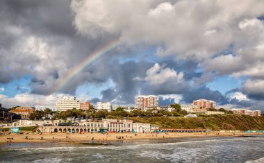 Gökkuşağının üstünde Boscombe, Dorset, İngiltere 18 Şubat 2014'de çekilen Boscombe beach