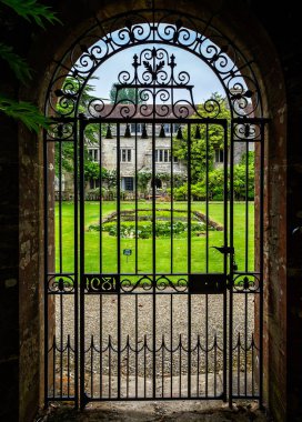 Küçük çan manor house Athelhampton, Puddletown, Dorset, İngiltere 10 Haziran 2018 alınan çerçeveleme sıra ile süslü kapı