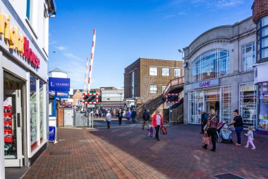 Demiryolu emniyet kapıları ile şehir merkezinde kadar yayalar Poole, Dorset, İngiltere 18 Ekim 2018'de geçmeye izin vermek için geçiş