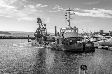 Poole Harbour marina Dorset, İngiltere'de 18 Ekim 2018 üzerinde tarama iş yerinde tarak C H boynuz kapmak