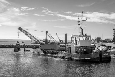 Poole Harbour marina Dorset, İngiltere'de 18 Ekim 2018 üzerinde tarama iş yerinde tarak C H boynuz kapmak