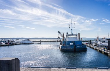 Poole Harbour marina Dorset, İngiltere'de 18 Ekim 2018 üzerinde tarama iş yerinde tarak C H boynuz kapmak