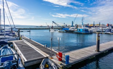 Poole Harbour marina Dorset, İngiltere'de 18 Ekim 2018 üzerinde tarama iş yerinde tarak C H boynuz kapmak