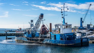 Poole Harbour marina Dorset, İngiltere'de 18 Ekim 2018 üzerinde tarama iş yerinde tarak C H boynuz kapmak