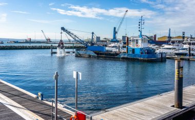 Poole Harbour marina Dorset, İngiltere'de 18 Ekim 2018 üzerinde tarama iş yerinde tarak C H boynuz kapmak