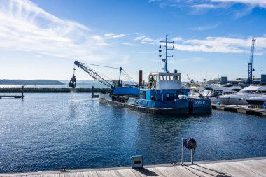 Poole Harbour marina Dorset, İngiltere'de 18 Ekim 2018 üzerinde tarama iş yerinde tarak C H boynuz kapmak