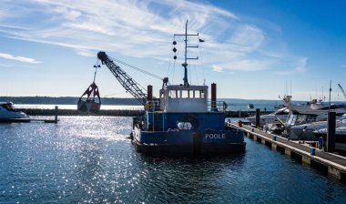 Poole Harbour marina Dorset, İngiltere'de 18 Ekim 2018 üzerinde tarama iş yerinde tarak C H boynuz kapmak