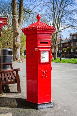 Victoria kırmızı posta kutusunun üzerinde 16 Nisan 2018 alınan Cornhill, Dorchester, Dorset, İngiltere