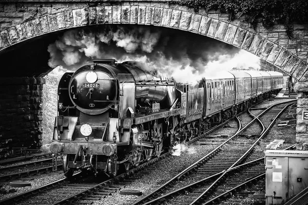 Lokomotif Eddystone Swanage istasyonuna Swanage, Dorset, İngiltere 28 Mayıs 2014'de çekilen çekerek Buhar