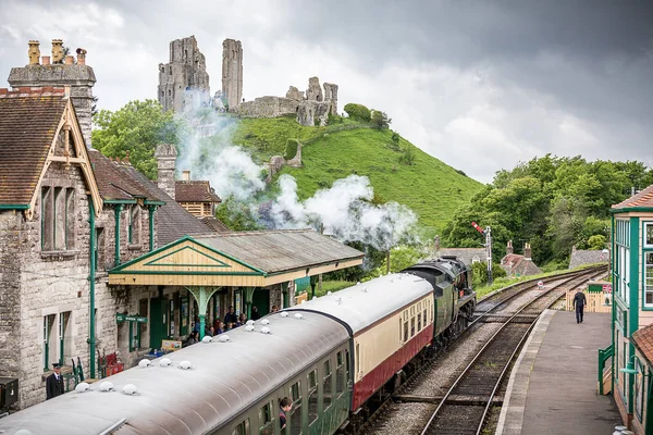Corfe, Dorset, İngiltere 29 Mayıs 2014'de çekilen Corfe Castle İstasyonu dışarı çekerek lokomotif Eddystone Buhar