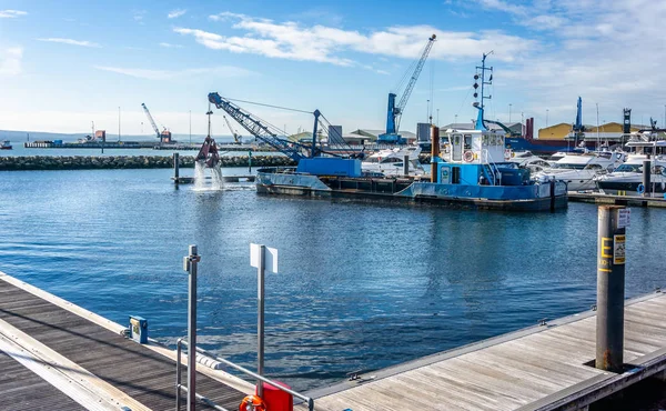 Poole Harbour marina Dorset, İngiltere'de 18 Ekim 2018 üzerinde tarama iş yerinde tarak C H boynuz kapmak