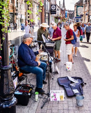Alışveriş Cornhill, Dorchester, Dorset, İngiltere'de 8 Ağustos 2018 eğlenceli komik sokak çalgıcısı
