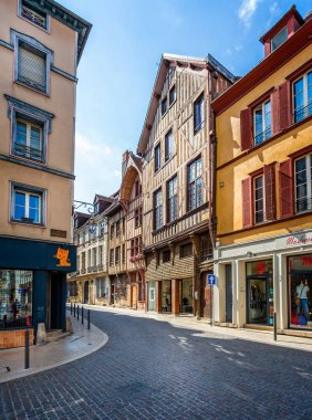 Troyes tarihi merkezinde Troyes, Aube, Fransa üzerinde 31 Ağustos 2018 yılında yarım ahşap binalar