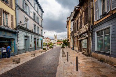 Troyes Katedrali görünümünü tarihi merkezinden Ortaçağ Troyes Troyes, Aube, Fransa üzerinde 31 Ağustos 2018 yılında yarım ahşap binalar