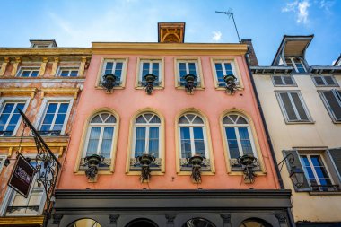 Duvar topluluğu süslü metal saksıyı altında Troyes, Aube, Fransa 31 Ağustos 2018 üzerinde asılı metal workmans araçları yelpazesi ile monte
