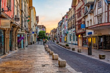 Ortaçağ Troyes, Aube, Fransa tarihinde 7 Haziran 2015 günbatımında çekilen sokak