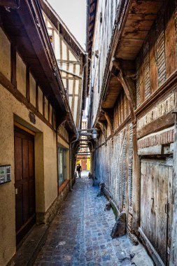 Dar Ortaçağ sokak tarihi merkezinde Troyes ile yol ahşap binalarda yarım Troyes, Aube, Fransa üzerinde 31 Ağustos 2018