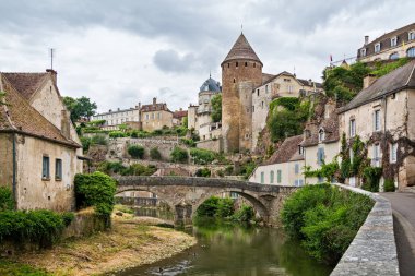 Nehir Armancon Semur-tr-Auxois, Burgundy, Fransa 27 Haziran 2014 alınan yukarıda yükselen ortaçağ binaları
