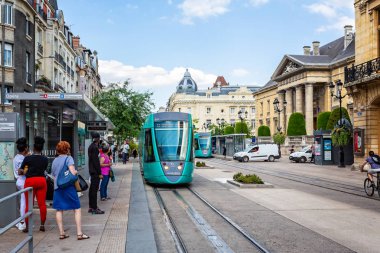 Reims, Burgundy, Fransa'da 29 Haziran 2018 alınan Reims şehir merkezinde yeşil tramvay