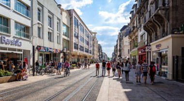 Reims, Burgundy, Fransa üzerinde 29 Haziran 2018 alınan yayalar ile kalabalık tramvay sokak