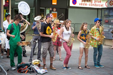 Reims, Fransa için sokaktaki üzerinde 27 Haziran 2014 gerçekleştirme tıbbi öğrencilerin müzikal grup