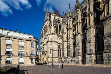 Reims Katedrali üzerinde 29 Haziran 2018 Reims, Burgundy, Fransa'da çekilen mavi gökyüzü karşı
