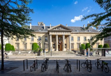 Bisiklet ile katedral kule üzerinde 29 Haziran 2018 Reims, Burgundy, Fransa'da çekilen arka planda Reims adliye önünde