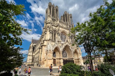 Reims Katedrali Reims, Burgundy, Fransa'da 29 Haziran 2018 alınan dramatik gökyüzü karşı