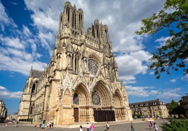 Reims Katedrali Reims, Burgundy, Fransa'da 29 Haziran 2018 alınan dramatik gökyüzü karşı