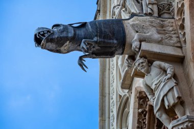 Reims Reims, Burgundy, Fransa'da 29 Haziran 2018 alınan katedral önünde alışılmadık çirkin yaratık, yakın çekim