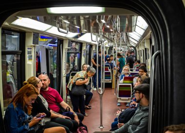 Kalabalık Metro bir tren, üzerinde 26 Ağustos 2018 Fransa'da Paris Metro sistemi içinde