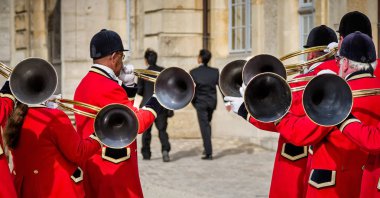 Trompet grup yedi avcılık boynuz üzerinde 27 Haziran 2014 alınan Reims, Grand Est, Fransa sonu
