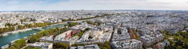 Panoramik Eyfel Kulesi'ne platformu üzerinde 26 Ağustos 2018 Paris, Fransa'da ile ilgilenen 2 kattan