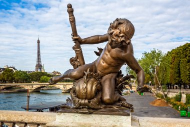 Eyfel Kulesi Paris, Fransa'da 26 Ağustos 2018 üzerinde arka planda Alexander III Köprüsü'nde deniz canavarı ile eros heykeli