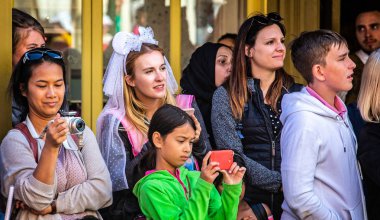 Genç gelin üzerinde 25 Ağustos 2018 Miki Fare kulaklar kafa elbise Paris, Fransa'da kalabalıkta ile olmak