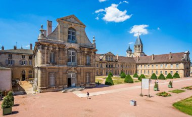 Cluny Manastırı, Cluny, kutsal su kulesi ve saat, abbey binalar ve Cluny, Burgundy, Fransa'da 17 Haziran 2015 alınan sanat ve zanaat Okulu