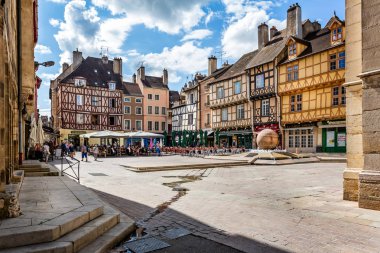 St Vincents Katedrali ve kafe kültürü içinde yer St Vincent, Chalon sur Saone, Burgundy, Fransa üzerinde 29 Ağustos 2018