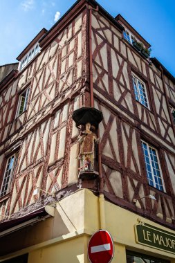 Ahşap Antik ahşap çerçeveli Chalon sur Saone, Burgundy, Fransa üzerinde 29 Ağustos 2018 bina köşesinde yüksek rahip heykeli