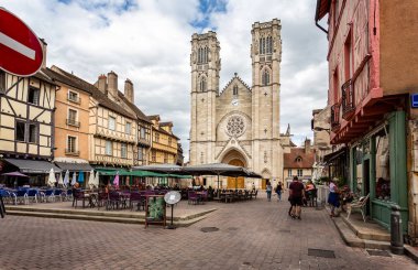 St Vincents Katedrali ve kafe kültürü içinde yer St Vincent, Chalon sur Saone, Burgundy, Fransa üzerinde 29 Ağustos 2018