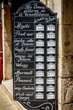 Beaune, Burgundy, Fransa'da 17 Haziran 2013 alınan satış siyah panosu için bordo şarapları