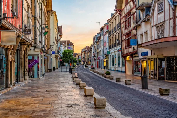 Ortaçağ Troyes, Aube, Fransa tarihinde 7 Haziran 2015 günbatımında çekilen sokak