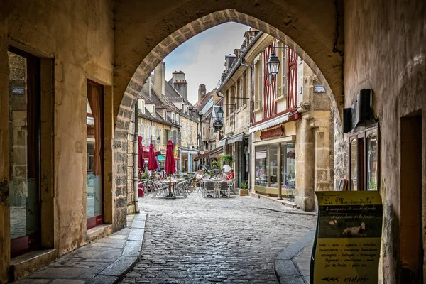 Semur-en-auxois, Burgundy, Fransa 'da 27 Haziran 2014 tarihinde çekilmiştir.